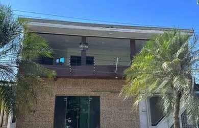 Imagem: A casa possui 4 Dormitórios, 3 Banheiros, 300m² de Área e