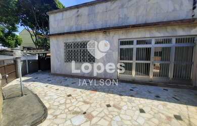 Imagem: A casa à venda possui 2 Dormitórios, 2 Banheiros, 5 Vagas