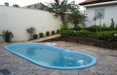 Imagem: A casa possui 3 Dormitórios, 3 Banheiros, 3 Vagas na garagem