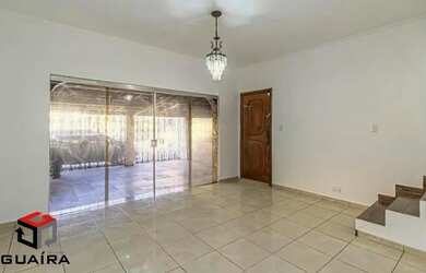 Imagem: A casa possui 3 Dormitórios, 3 Banheiros, 2 Vagas na garagem