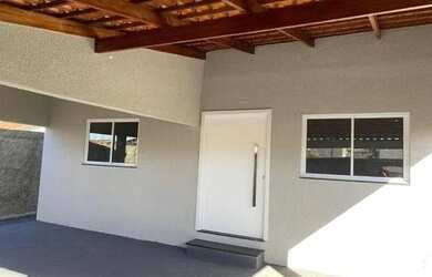 Imagem: A casa possui 2 Dormitórios, 2 Banheiros, 3 Vagas na garagem