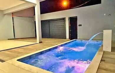 Imagem: A casa possui 3 Dormitórios, 3 Banheiros, 2 Vagas na garagem