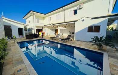 Imagem: A casa em condomínio possui 5 Dormitórios, 5 Banheiros, 4