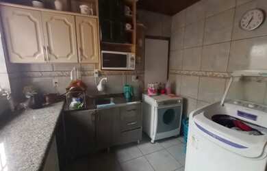 Imagem: A casa possui 2 Dormitórios, 1 Banheiro, 1 Vaga na garagem