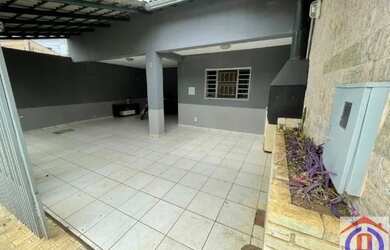 Imagem: A casa possui 3 Dormitórios, 2 Banheiros, 2 Vagas na garagem