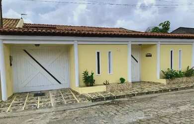 Imagem: A casa possui 2 Dormitórios, 2 Banheiros, 1 Vaga na garagem