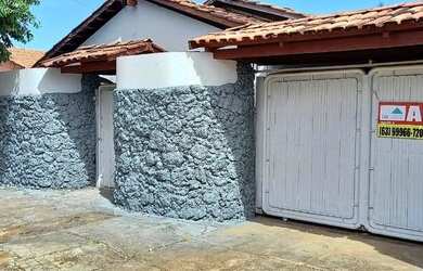 Imagem: A casa possui 4 Dormitórios, 2 Banheiros, 2 Vagas na garagem