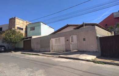 Imagem: A casa possui 3 Dormitórios, 1 Banheiro, 2 Vagas na garagem