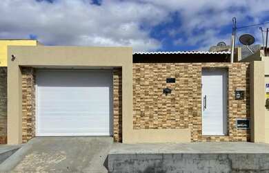 Imagem: A casa possui 3 Dormitórios, 2 Banheiros, 2 Vagas na garagem