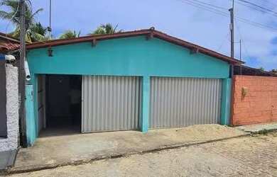 Imagem: A casa possui 3 Dormitórios, 1 Banheiro, 2 Vagas na garagem