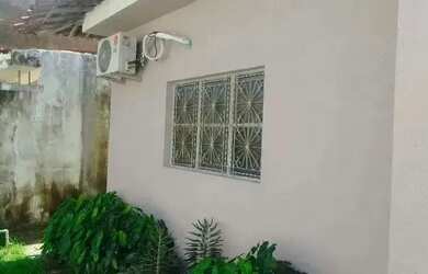 Imagem: A casa possui 4 Dormitórios, 2 Banheiros, 3 Vagas na garagem