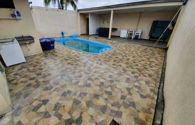 Imagem: A casa possui 2 Dormitórios, 2 Banheiros, 2 Vagas na garagem