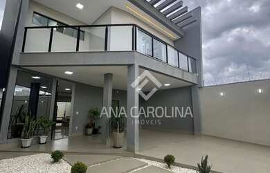 Imagem: A casa possui 4 Dormitórios, 1 Banheiro, 2 Vagas na garagem