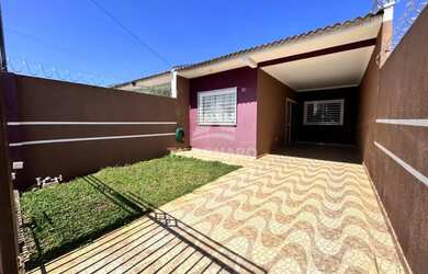 Imagem: A casa possui 2 Dormitórios, 1 Banheiro, 2 Vagas na garagem