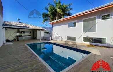 Imagem: A casa possui 4 Dormitórios, 5 Banheiros, 5 Vagas na garagem