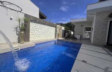 Imagem: A casa possui 3 Dormitórios, 3 Banheiros, 2 Vagas na garagem