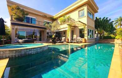 Imagem: A casa possui 4 Dormitórios, 5 Banheiros, 5 Vagas na garagem