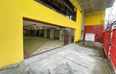 Imagem: O depósito possui 4 Vagas na garagem, 600m² de Área e está