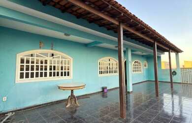 Imagem: A casa e possui 4 Dormitórios, Suítes, 4 Banheiros, 2 Vagas