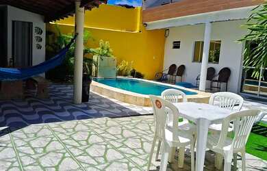 Imagem: A casa possui 3 Dormitórios, Acomodam 12 pessoas, 4 Vagas na