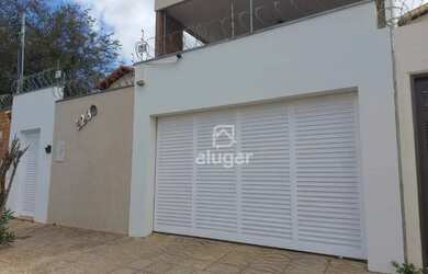 Imagem: A casa possui 3 Dormitórios, 3 Banheiros, 2 Vagas na garagem