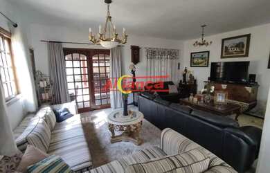 Imagem: A casa possui 4 Dormitórios, 2 Banheiros, 4 Vagas na garagem