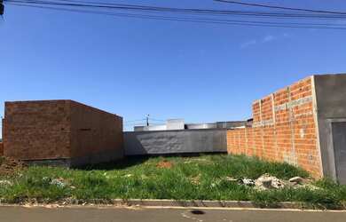 Imagem: O terreno possui 220m² de Área e está localizado em Centro