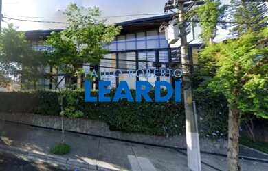 Imagem: O depósito à venda possui 3 Vagas na garagem e 219m² de Área