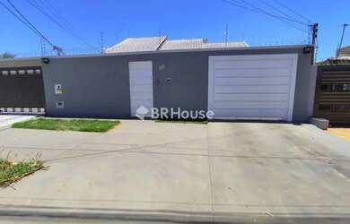 Imagem: A casa possui 4 Dormitórios, 5 Banheiros, 4 Vagas na garagem