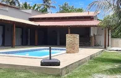 Imagem: A casa possui 3 Dormitórios, Acomodam 9 pessoas e 2 Vagas na