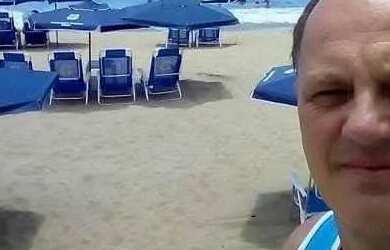 Imagem: A casa possui 2 Dormitórios, Acomodam 6 pessoas, 2 Vagas na