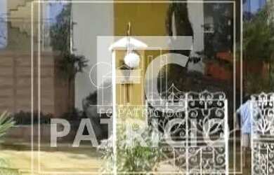 Imagem: A casa em condomínio possui 3 Dormitórios, 1 Banheiro, 2 Vagas