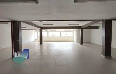 Imagem: O depósito possui 1 Vaga na garagem e 554m² de Área e está