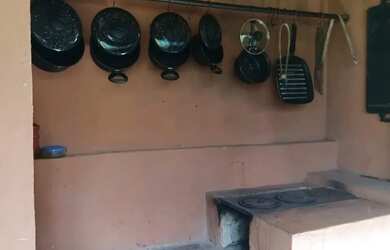 Imagem: A casa possui 2 Dormitórios, 1 Banheiro, 1 Vaga na garagem