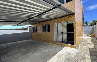 Imagem: A casa possui 3 Dormitórios, 2 Banheiros, 2 Vagas na garagem