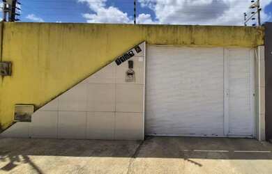 Imagem: A casa possui 3 Dormitórios, 1 Banheiro, 3 Vagas na garagem