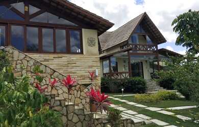 Imagem: A casa possui 4 Dormitórios, 1 Banheiro, 4 Vagas na garagem