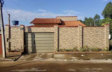 Imagem: A casa possui 3 Dormitórios, 1 Banheiro, 2 Vagas na garagem