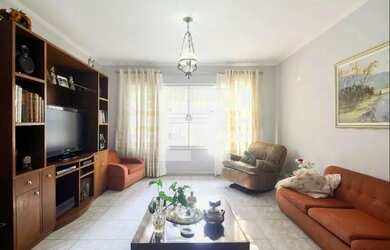 Imagem: A casa possui 3 Dormitórios, 3 Banheiros, 4 Vagas na garagem