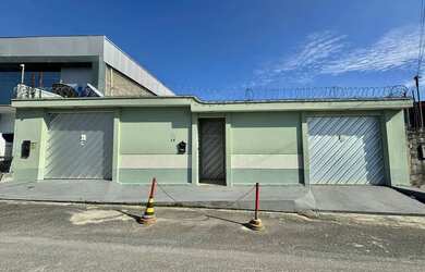 Imagem: A casa possui 5 Dormitórios, 5 Banheiros, 5 Vagas na garagem