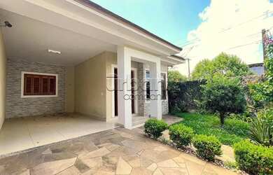 Imagem: A casa possui 3 Dormitórios, 3 Banheiros, 2 Vagas na garagem