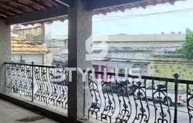 Imagem: A casa possui 4 Dormitórios, 5 Banheiros, 2 Vagas na garagem