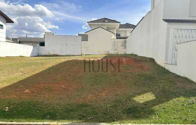 Imagem: O terreno à venda possui e está localizado em Parque Residencial