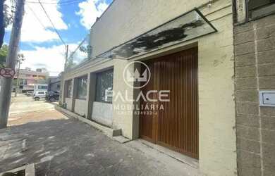 Imagem: A casa possui 1 Dormitório, 1 Banheiro, 1 Vaga na garagem