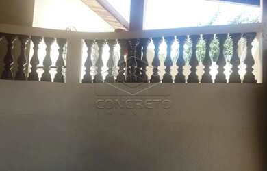 Imagem: A casa possui 3 Dormitórios, 1 Banheiro, 2 Vagas na garagem