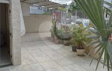 Imagem: A casa possui 4 Dormitórios, 2 Banheiros, 2 Vagas na garagem