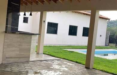 Imagem: A casa possui 4 Dormitórios, 3 Banheiros, 4 Vagas na garagem