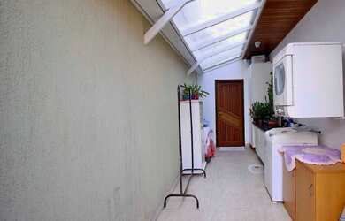 Imagem: A casa possui 3 Dormitórios, 3 Banheiros, 1 Vaga na garagem