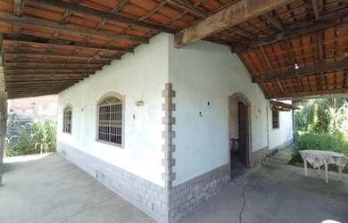 Imagem: A casa possui 3 Dormitórios, 1 Banheiro, 1 Vaga na garagem