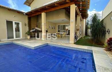 Imagem: A casa possui 4 Dormitórios, 5 Banheiros, 4 Vagas na garagem